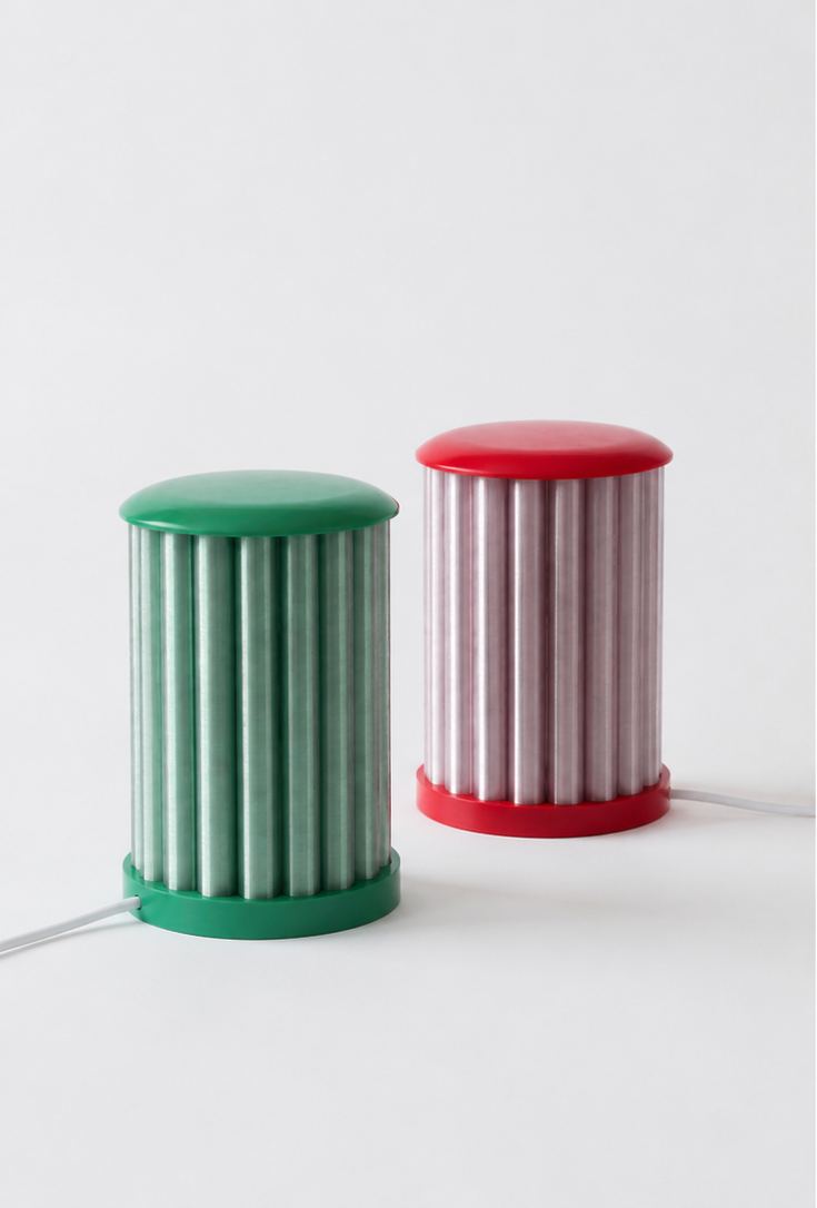 Lampes cannelées verte et rouge côte à côte