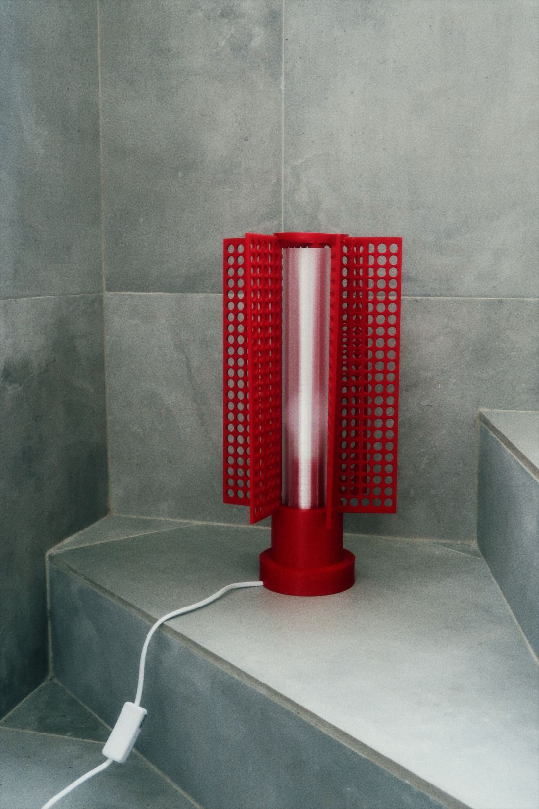Lampe rouge perforée dans un escalier