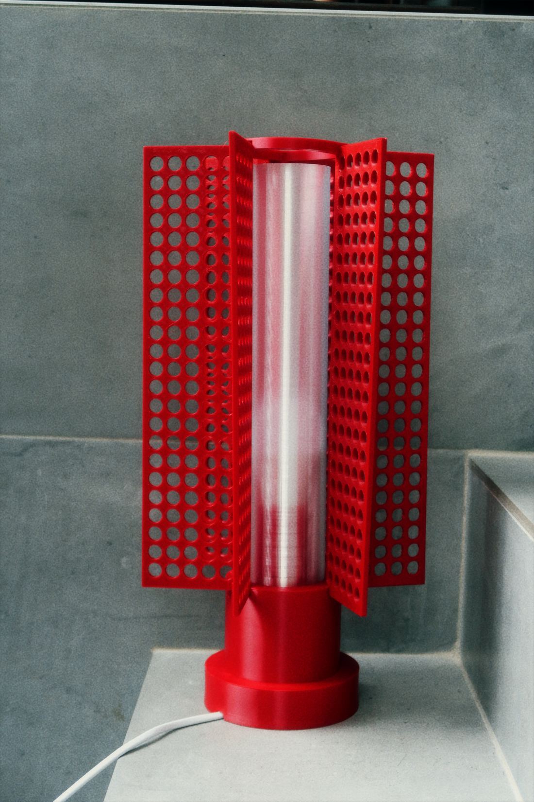 Lampe rouge perforée, vue de face